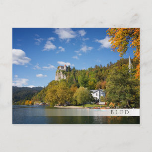 Bled See mit Bäumen in Herbstfarben in Slowenien Postkarte