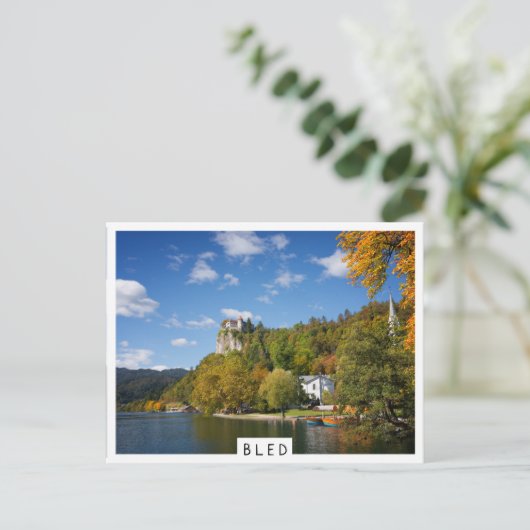 Bled See mit Bäumen in Herbstfarben in Slowenien Postkarte (Stehend Vorderseite)