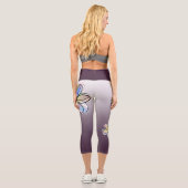 Blei mit Liebe abstrakte Färbung bei lila Farbüber Capri Leggings (Rückseite)