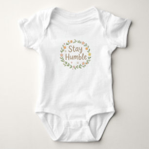 Bleib bescheiden erdige Töne Text auf Weiß Baby Strampler