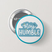 Bleib Bescheiden Typography  Positive Nachricht Button (Vorne & Hinten)