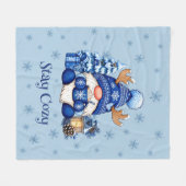 Bleib gemütlich blauer Weihnachts-Gnom Winter Fleecedecke (Vorderseite (Horizontal))