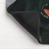 Bleib gruselig. Großer, schwarzer Hund Mousepad (Ecke)