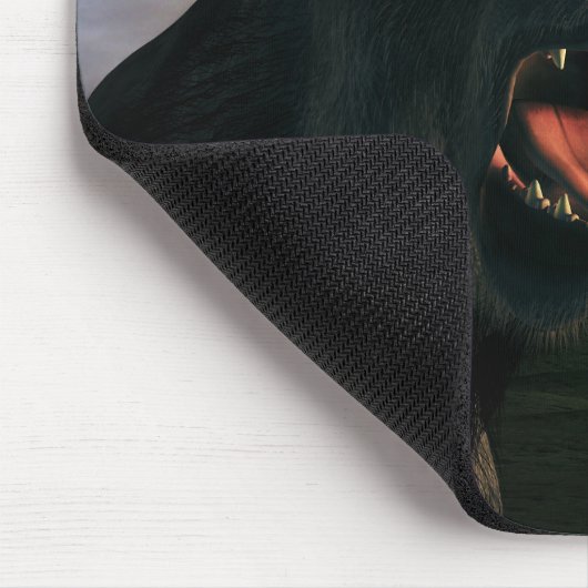 Bleib gruselig. Großer, schwarzer Hund Mousepad (Ecke)