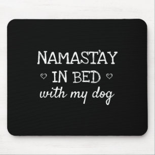 Bleib im Bett mit meinem Hund lustige Parodie Yoga Mousepad