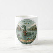 Bleib neugierig gemütliches Kryptiden Nessie Loch  Kaffeetasse (Mittel)