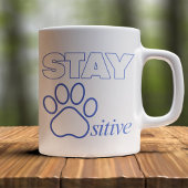 Bleib Pawsitiv in Blau Kaffeetasse