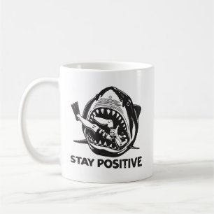 Bleib positiv lustiger Hai-Angriff Kaffeetasse