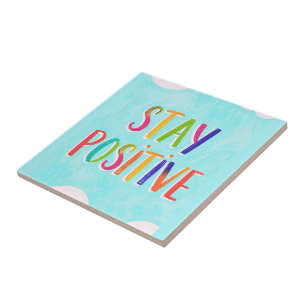 Bleib positiv Motivationszitat gemalt Fliese