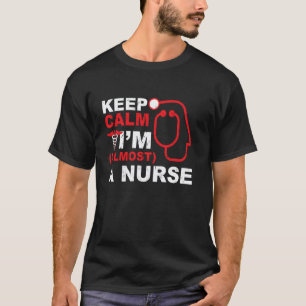 Bleib ruhig, ich bin fast eine Pflegekraft - Krank T-Shirt