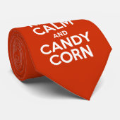Bleib ruhig und Candy Corn Krawatte (Gerollt)