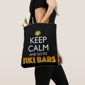 Bleib ruhig und geh zu Tiki Bars Tasche (Von Nahem)