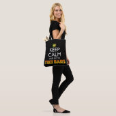 Bleib ruhig und geh zu Tiki Bars Tasche (Am Model)