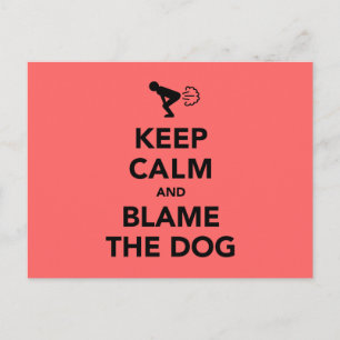Bleib ruhig und gib dem Hund die Schuld Postkarte