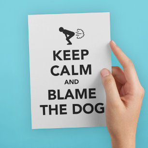 Bleib ruhig und gib dem Hund die Schuld Postkarte