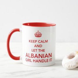 Bleib ruhig und lass das albanische Mädchen das re Tasse