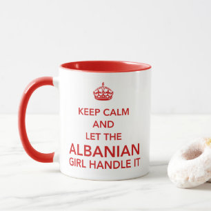 Bleib ruhig und lass das albanische Mädchen das re Tasse