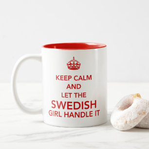 Bleib ruhig und lass das schwedische Mädchen das r Zweifarbige Tasse