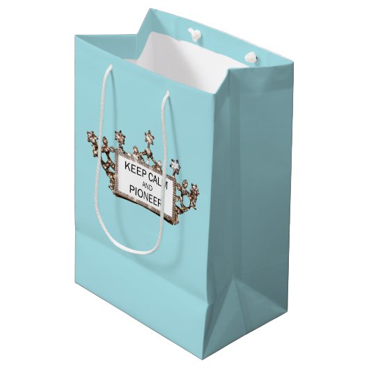 "Bleib ruhig und Pionier" Mittlere Geschenktasche Geschenktüte (Vorderseite Schrägansicht)