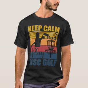 Bleib ruhig und spiel Disc Golf für einen Frisbee- T-Shirt