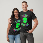 Bleib seltsam, bleib seltsam Alien-Glitch T-Shirt (Unisex)