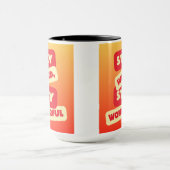 Bleib seltsam, Bleib wunderbar Tasse (Zentrum)