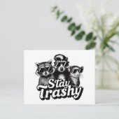 Bleib Trashy Waschbär Opossum Sonnenbrille Kunst Postkarte (Stehend Vorderseite)