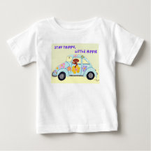Bleib trippy, kleiner Hippie-Dachshund im Auto