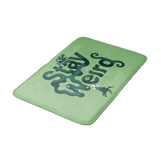 Bleib Weird Monster Badematte (Schrägansicht)