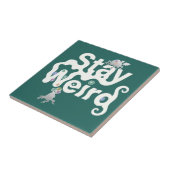 Bleib Weird Monster Fliese (Seite)