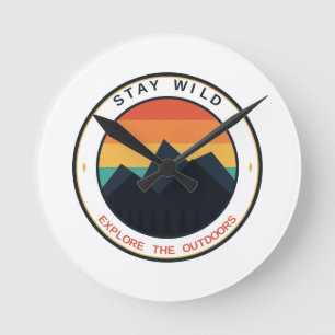 Bleib wild, erkunde die Natur - Retro-Bergsonne Runde Wanduhr