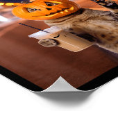 Bleib wild Halloween-Katze trinkt Eiskaffee Poster (Ecke)