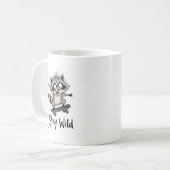 Bleib wild, Waschbär auf Skateboard Kaffeetasse (Vorderseite Links)
