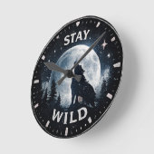 Bleib Wild Wolf Mond Wanduhr (Winkel)