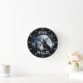 Bleib Wild Wolf Mond Wanduhr (Zuhause)