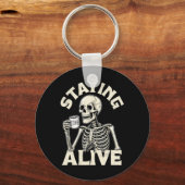 Bleibe Alive Funny Halloween Skeleton Drinking Co Schlüsselanhänger (Vorderseite)
