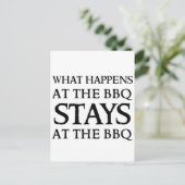 BLEIBE AN DER GRILLEN POSTKARTE (Stehend Vorderseite)