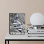 Bleibe Balanced Rock Cairns Motivierend Holzkisten Schild<br><div class="desc">Schwarz gestrichenes,  hölzernes Kastenschild,  das zum Aufhängen oder stehend entworfen wurde und das Foto eines Felskapfels mit flachen,  runden Kies und einem inspirierend/motivierend Wort mit dem Aufdruck "Balanced Bleibe" aufweist.</div>