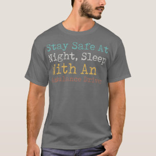Bleibe bei Nachtruhe mit einem Krankenwagen T-Shirt