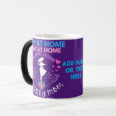 Bleibe bei Zuhause Mama Mutter Ehefrau Lila Modern Verwandlungstasse (Vorderseite Links)