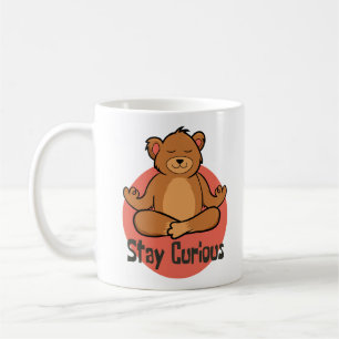 Bleibe eines eigenartigen Kawaii-Braunbären, der Y Kaffeetasse