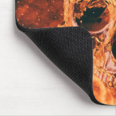 Bleibe Freaky. Flammenschädel im Weltraum Mousepad (Ecke)