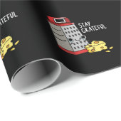 Bleibe Grateful Funny Chee Pun Dark BG Geschenkpapier (Rolleneckpunkt)