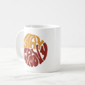 Bleibe Groovy mit einem Splash aus Rot und Gelb Kaffeetasse (Vorderseite Links)