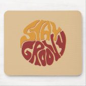 Bleibe Groovy mit einem Splash aus Rot und Gelb Mousepad (Vorne)
