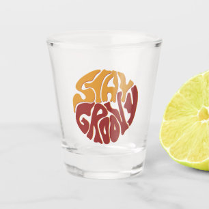 Bleibe Groovy mit einem Splash aus Rot und Gelb Schnapsglas