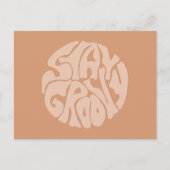 Bleibe Groovy Retro Beige Postkarte (Vorderseite)