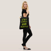 Bleibe Humble and Hustle - Motivierend Tote Bag Tasche (Am Model)