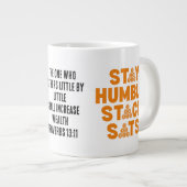 BLEIBE HUMBLE STACK SATS Custom Bitcoin Investor Jumbo-Tasse (Vorderseite Rechts)