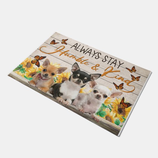 Bleibe immer demütig und nett Chihuahua Fußmatte (Schrägansicht)